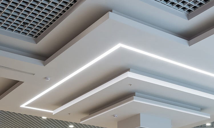 Deckenreinigung, Reinigung von Deckenplatten in Büroräumen - Müßig Gebäudereinigung © hiv360, stock.adobe.com